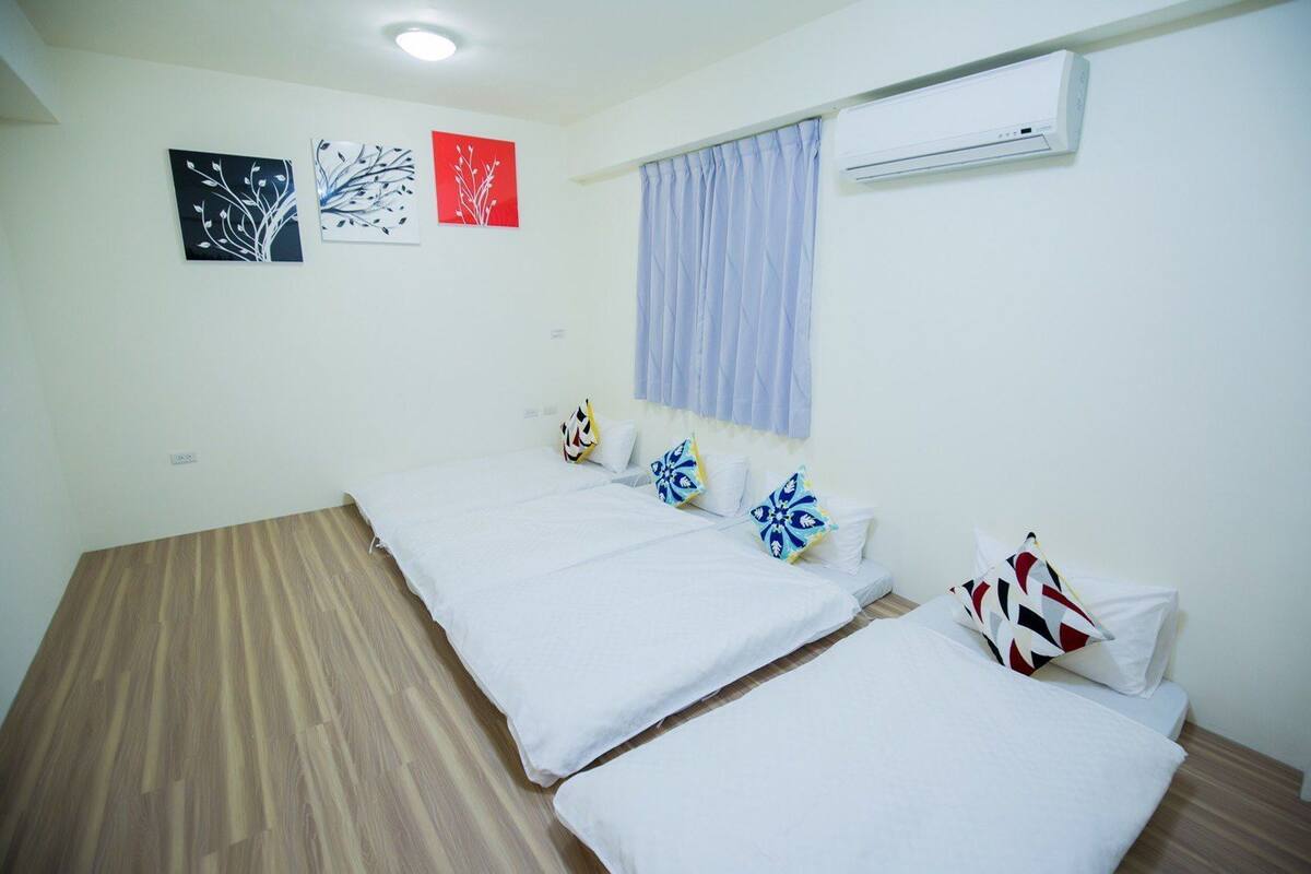 Habitación cuádruple | Cortinas blackout, wifi gratis y ropa de cama