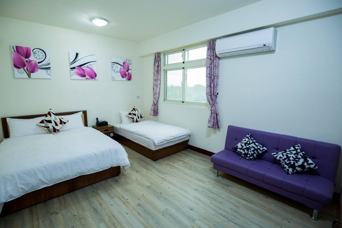 Habitación triple Confort | Cortinas blackout, wifi gratis y ropa de cama