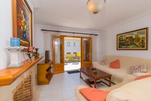 TV, mesa de pingue-pongue