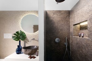 Bathtub, hair dryer, bidet, towels