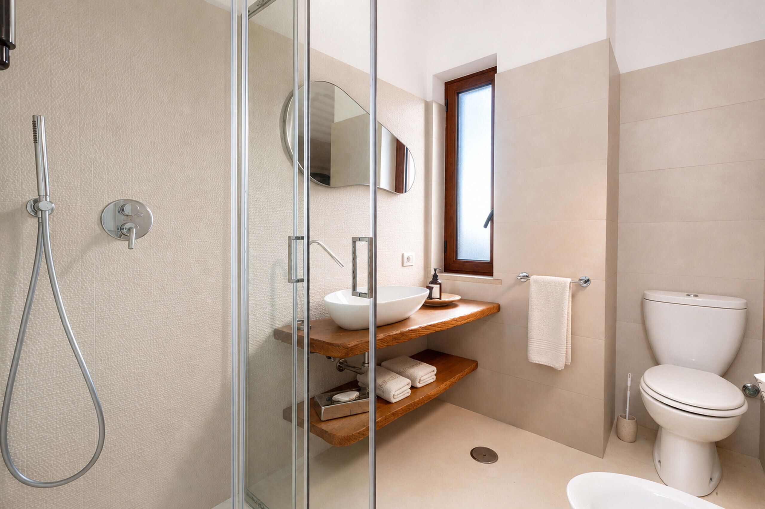 Bathtub, hair dryer, bidet, towels