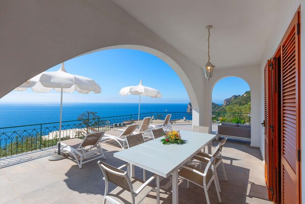 Outdoor dining - AMORE RENTALS - Villa Marina with Private Pool, Sea View, Terraces and Parking (Massa Lubrense)