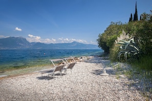 Una spiaggia nelle vicinanze