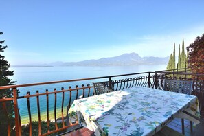 Outdoor dining - Leonardo Walsh Apartment With Lake View (Torri del Benaco)