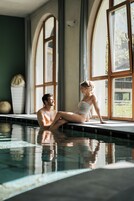 Un sauna, una bañera de hidromasaje, baño turco/hammam