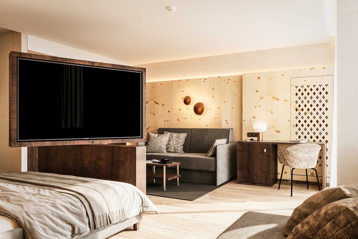 Junior Suite Cirmolo | Minibar, Zimmersafe, Schreibtisch, laptopgeeigneter Arbeitsplatz