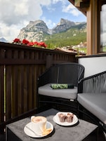 Suite Conturines | Minibar, in-room safe, desk, laptop workspace