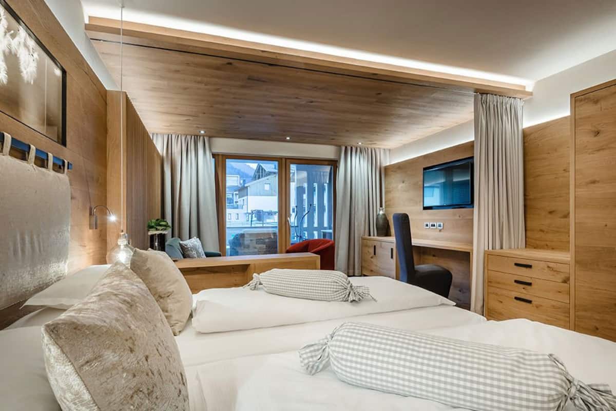 Suite Alpine | 2 slaapkamers, een minibar, een kluis op de kamer, een bureau
