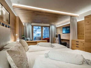 Suite Alpine | Minibar, una cassaforte in camera, una scrivania, postazione laptop