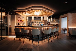 2 bars/lounges