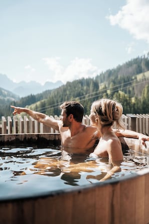 Un sauna, una bañera de hidromasaje, baño turco/hammam