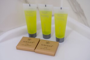 Superior Studio | Bathroom | Shower, hydromassage showerhead, free toiletries, hair dryer