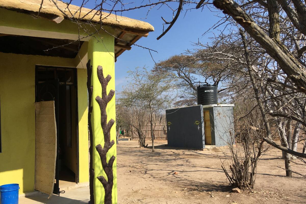 Dép đi trong nhà, khăn tắm, xà phòng, giấy vệ sinh