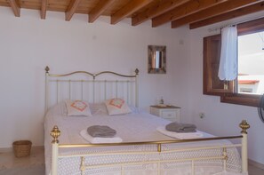House | 2 bedrooms, memory foam beds, individually decorated - Manos house in Chora (Patmos)