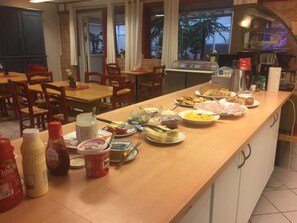 Desayuno buffet todos los días (con cargo) 