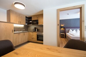 Frigorífico grande, microondas, horno y placa de cocina