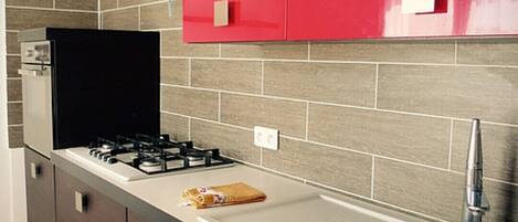 Réfrigérateur, four à micro-ondes, un four, lave-vaisselle