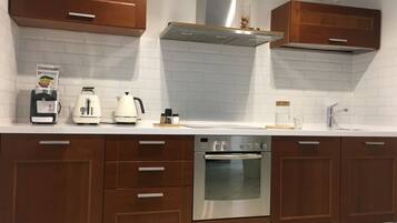 Apartment | Eigene Küche | Kühlschrank, Mikrowelle, Herdplatte, Wasserkocher mit Kaffee-/Teezubehör