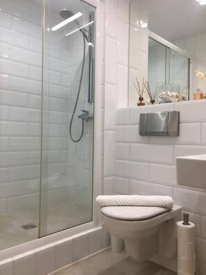Appartement | Salle de bain | Douche, sèche-cheveux, chaussons, serviettes fournies