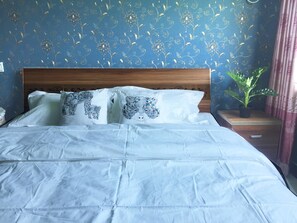 Family Room | Blackout drapes, free WiFi, bed sheets - BeiJing Simatai XiangXue Hotel (Miyun)