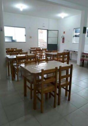 Café da manhã com buffet grátis todos os dias