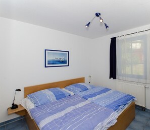 Comfort Apartment, 2 Bedrooms (incl.50EUR cleaning&16EUR laundry fee) | Individually furnished, blackout drapes, soundproofing, free WiFi - Am Yachthafen (Sellin)