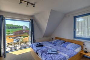 Apartamento conforto, 2 quartos (incl.50EUR cleaning&16EUR laundry fee) | Individualmente mobiliados, cortinas blackout, quartos à prova de som