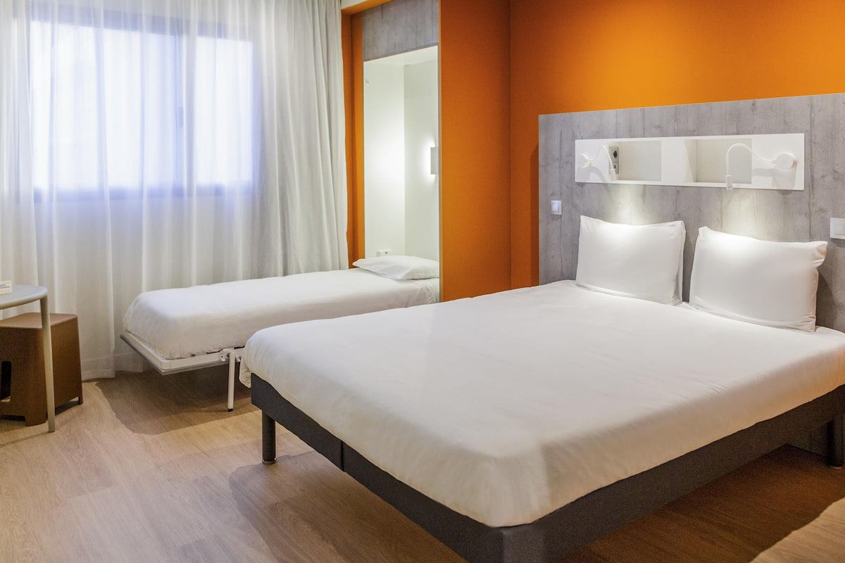 Meja kerja, tirai kedap cahaya, kedap suara, dan setrika/meja setrika