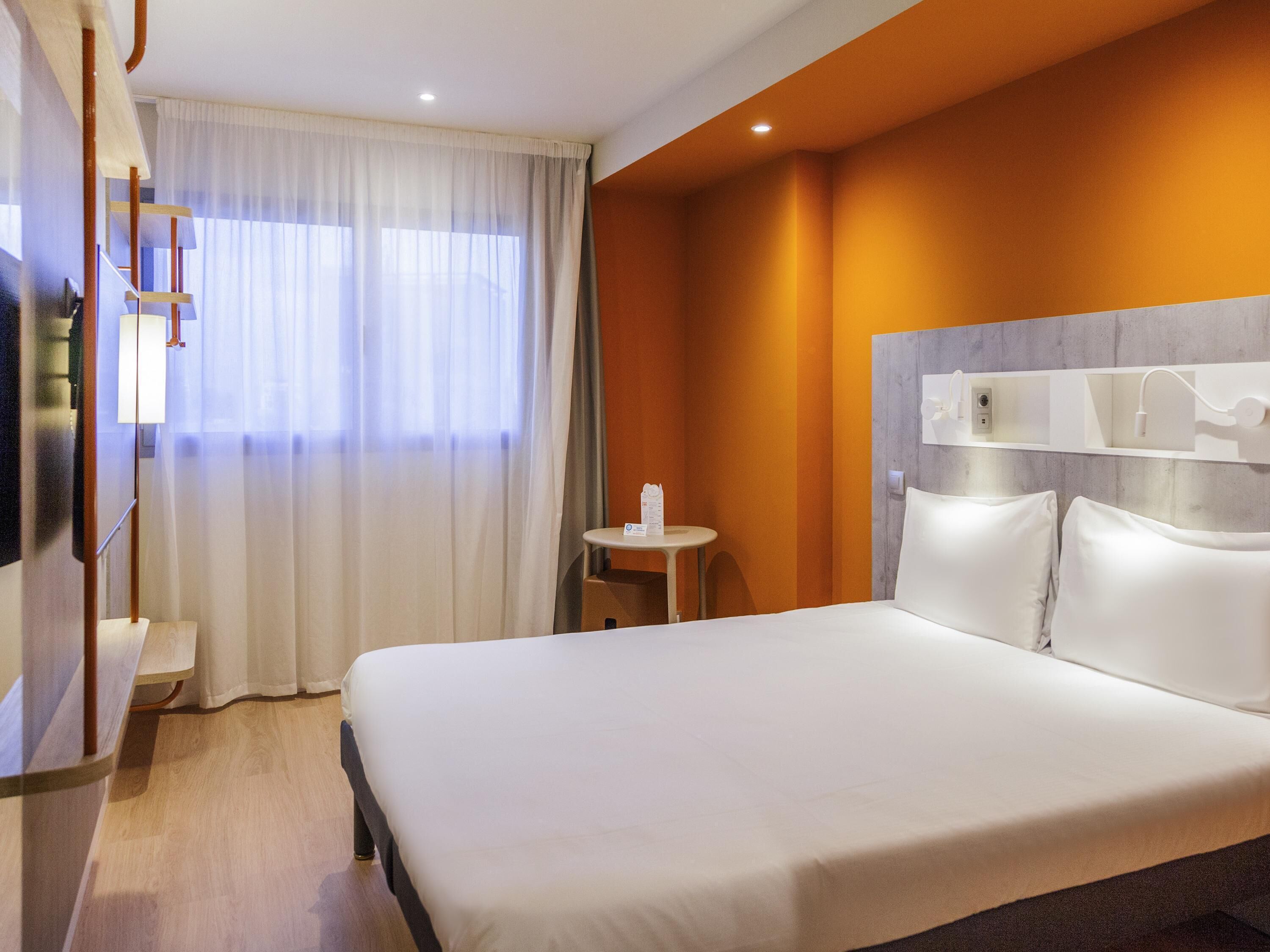 Standard Room, 1 Double Bed | Desk, blackout drapes, soundproofing, iron/ironing board
