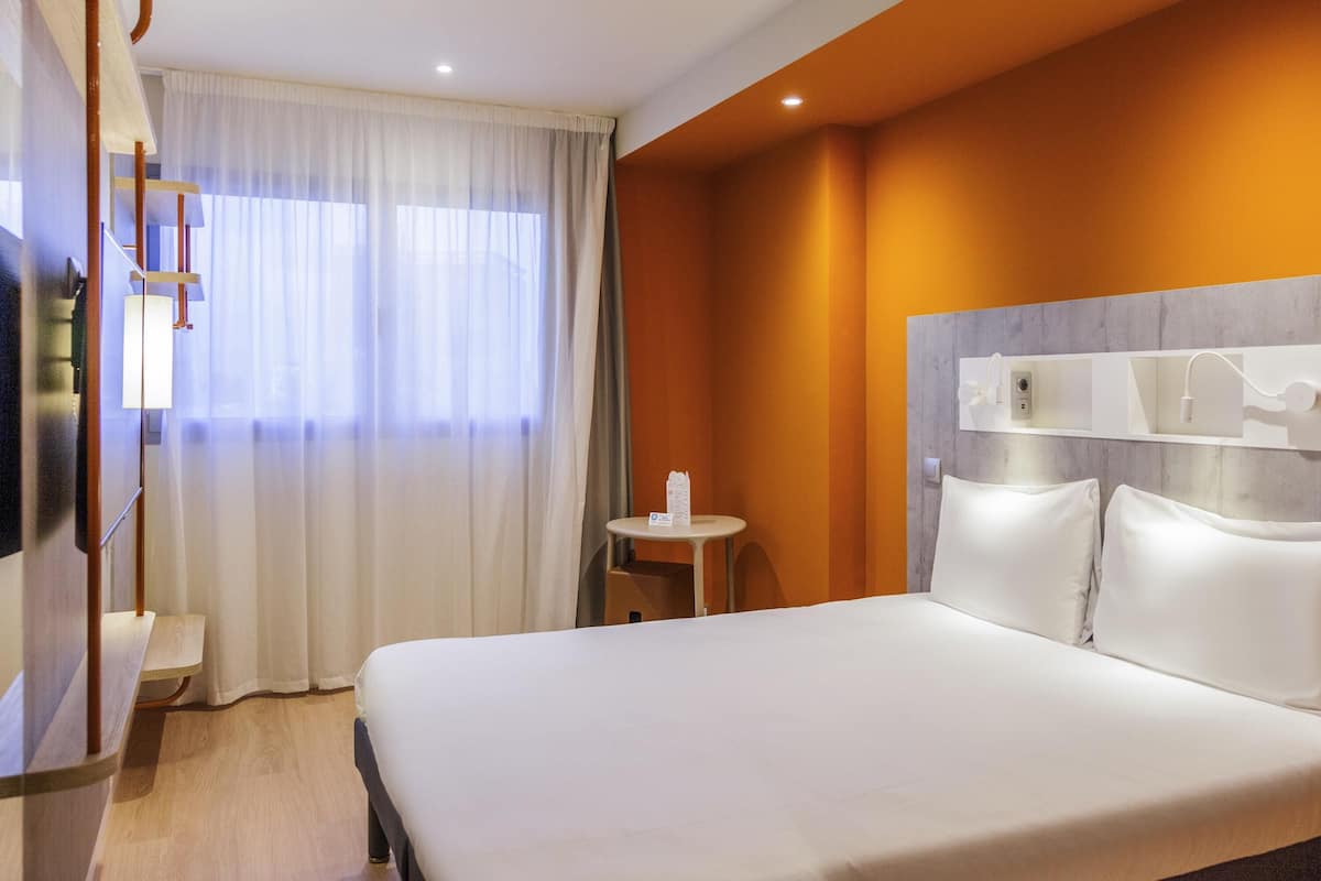Kamar Standar, 1 Tempat Tidur Double | Meja kerja, tirai kedap cahaya, kedap suara, dan setrika/meja setrika