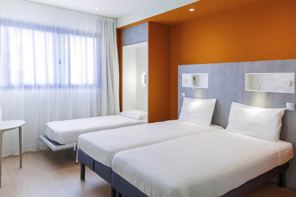Kamar Standar, 3 Tempat Tidur Twin (Triple room) | Meja kerja, tirai kedap cahaya, kedap suara, dan setrika/meja setrika