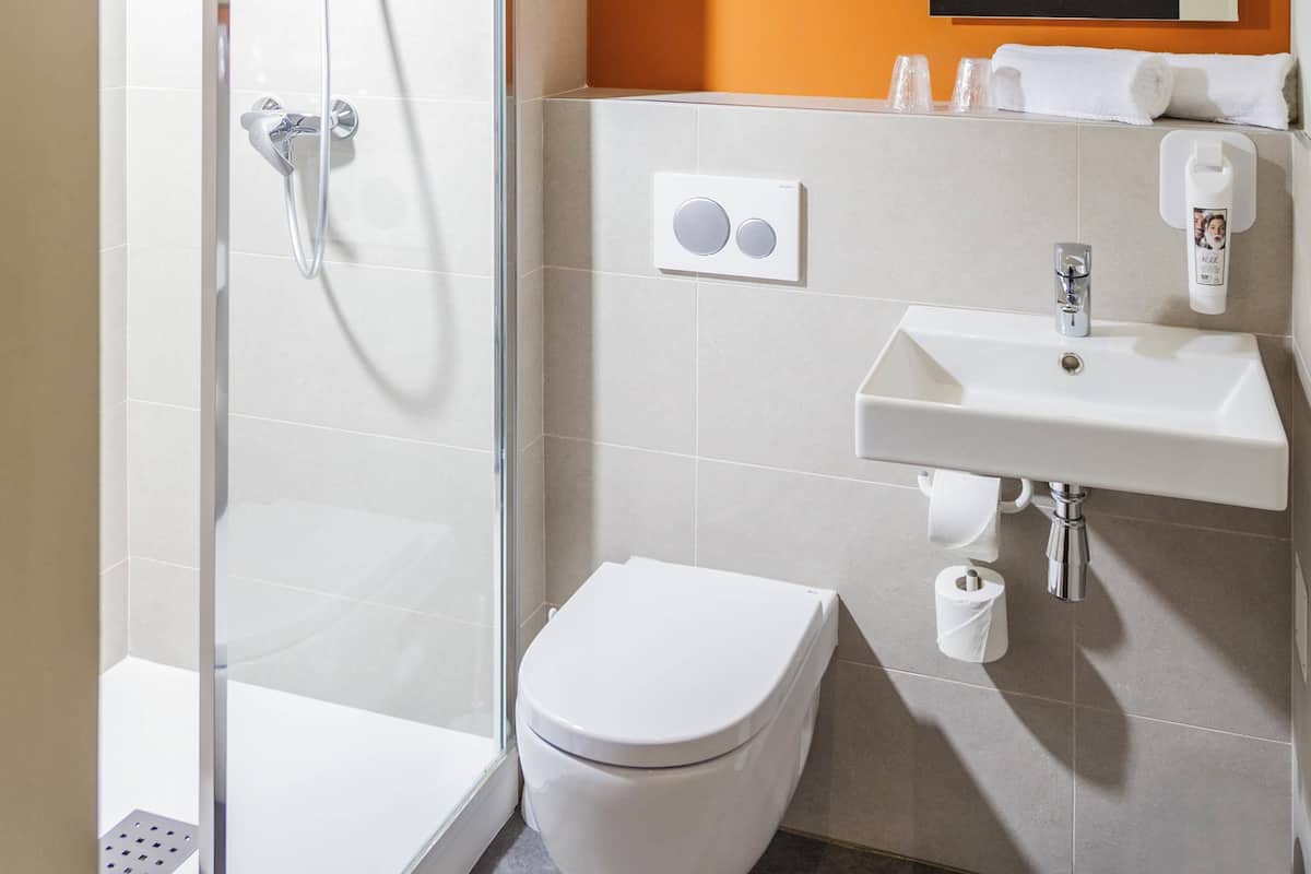 Habitación doble, varias camas (Double bed + single bed) | Escritorio, cortinas blackout y insonorización