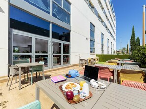 Tägliches Frühstücksbuffet (4.95 EUR pro Person)