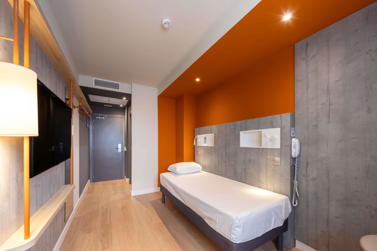 Kamar Standar, 1 Tempat Tidur Twin | Meja kerja, tirai kedap cahaya, kedap suara, dan setrika/meja setrika