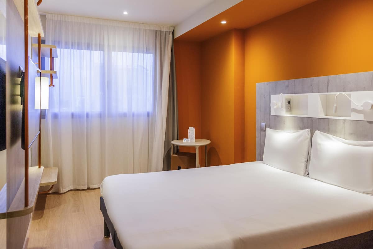 standard room, 1 double bed | desk, blackout curtains, soundproofing, iron/ironing board