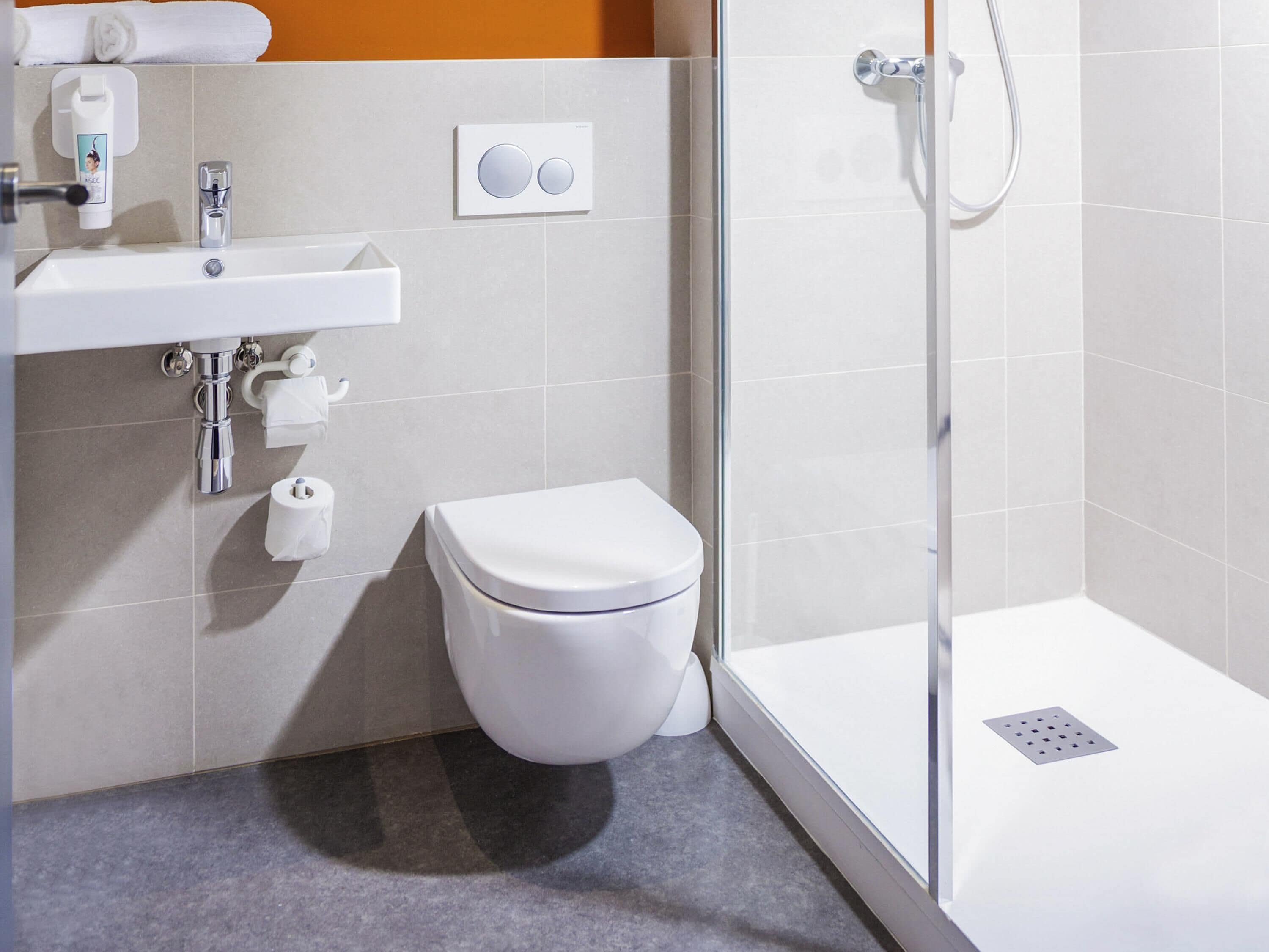 Habitación estándar, 3 camas individuales (Triple room) | Escritorio, cortinas blackout y insonorización 