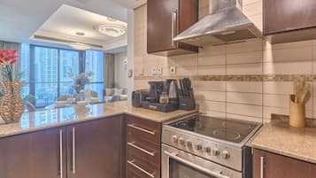Apartament Elite | Cuina privada | Frigorífic gran, microones, forn i placa de cuina
