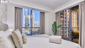 Elite Apartment | Peralatan tempat tidur premium, peti besi dalam bilik 