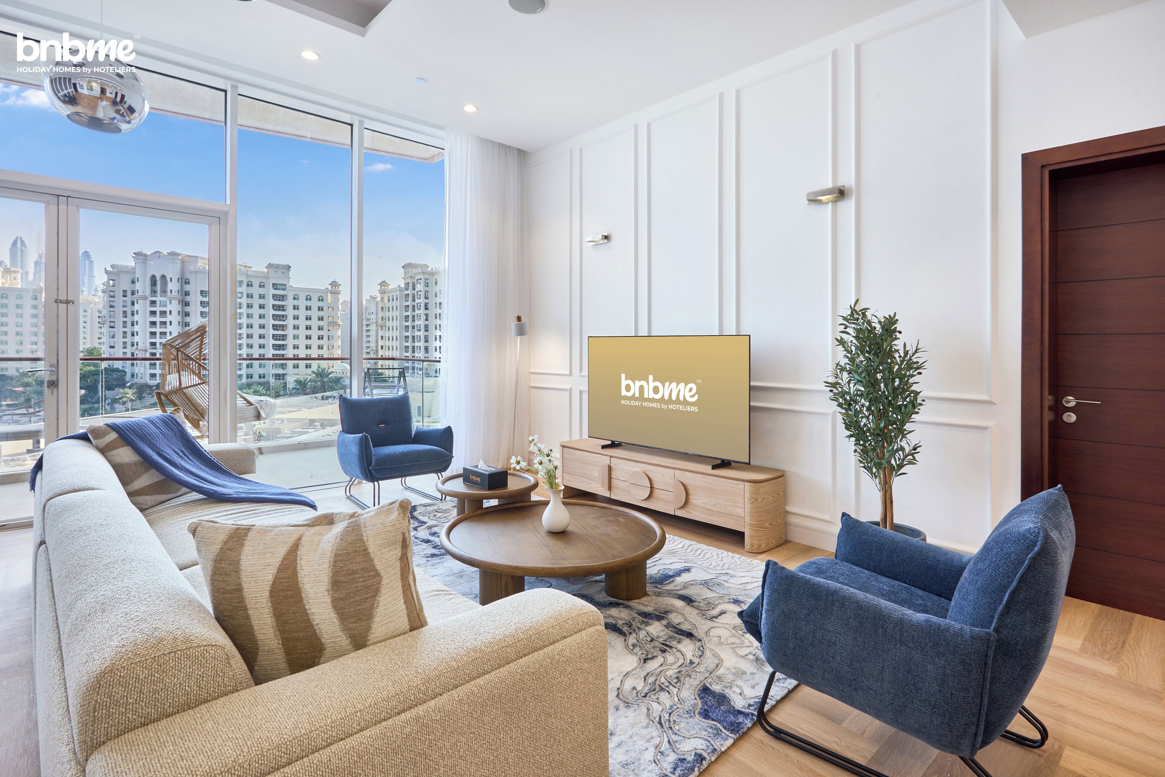 Deluxe Apartment | Living area | 42-inch LED TV with cable channels, TV, Netflix