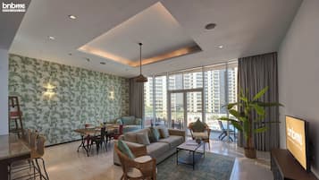 Apartamento Deluxe, 1 habitación | Zona de estar | Televisión LED de 42 pulgadas con canales por cable, una televisión