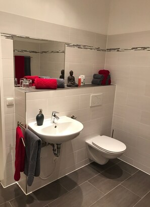 Bathroom - Messe CGN DUS Großräumige Wohnungen (Leverkusen)