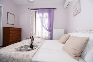 Apartment | 2 bedrooms, desk, iron/ironing board, free WiFi - Charming Apartment in Kefalonia Island (Kefalonia)