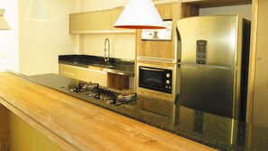 Apartment, Multiple Beds | Private kitchen | Fridge, microwave, oven, cookware/dishes/utensils - Cod 010 Lindo Triplex frente mar Lagoinh (Bombinhas)