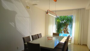 Apartment, Multiple Beds | In-room dining - Cod 010 Lindo Triplex frente mar Lagoinh (Bombinhas)