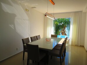 In-room dining - Cod 010 Lindo Triplex frente mar Lagoinh (Bombinhas)
