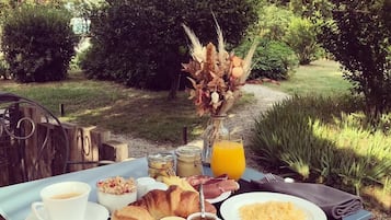 Petit déjeuner composé de spécialités régionales (13 EUR par personne)