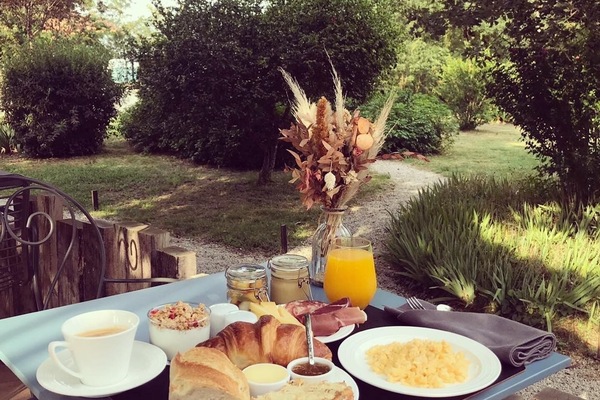 Tägliches einheimisches Frühstück (13 EUR pro Person)