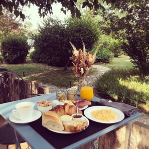 Päivittäinen paikallinen aamiainen (13 EUR per henkilö)