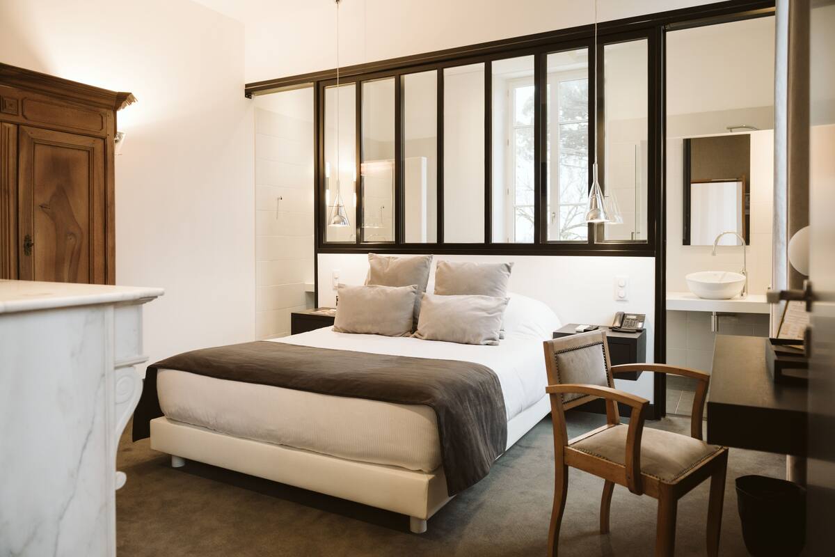 luxury double room | minibar, in-room safe, desk, laptop workspace