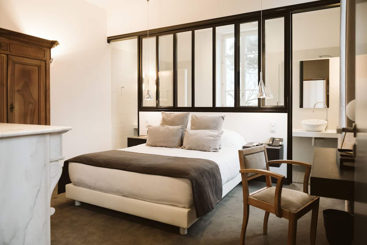 Minibar, caja de seguridad en la habitación y escritorio